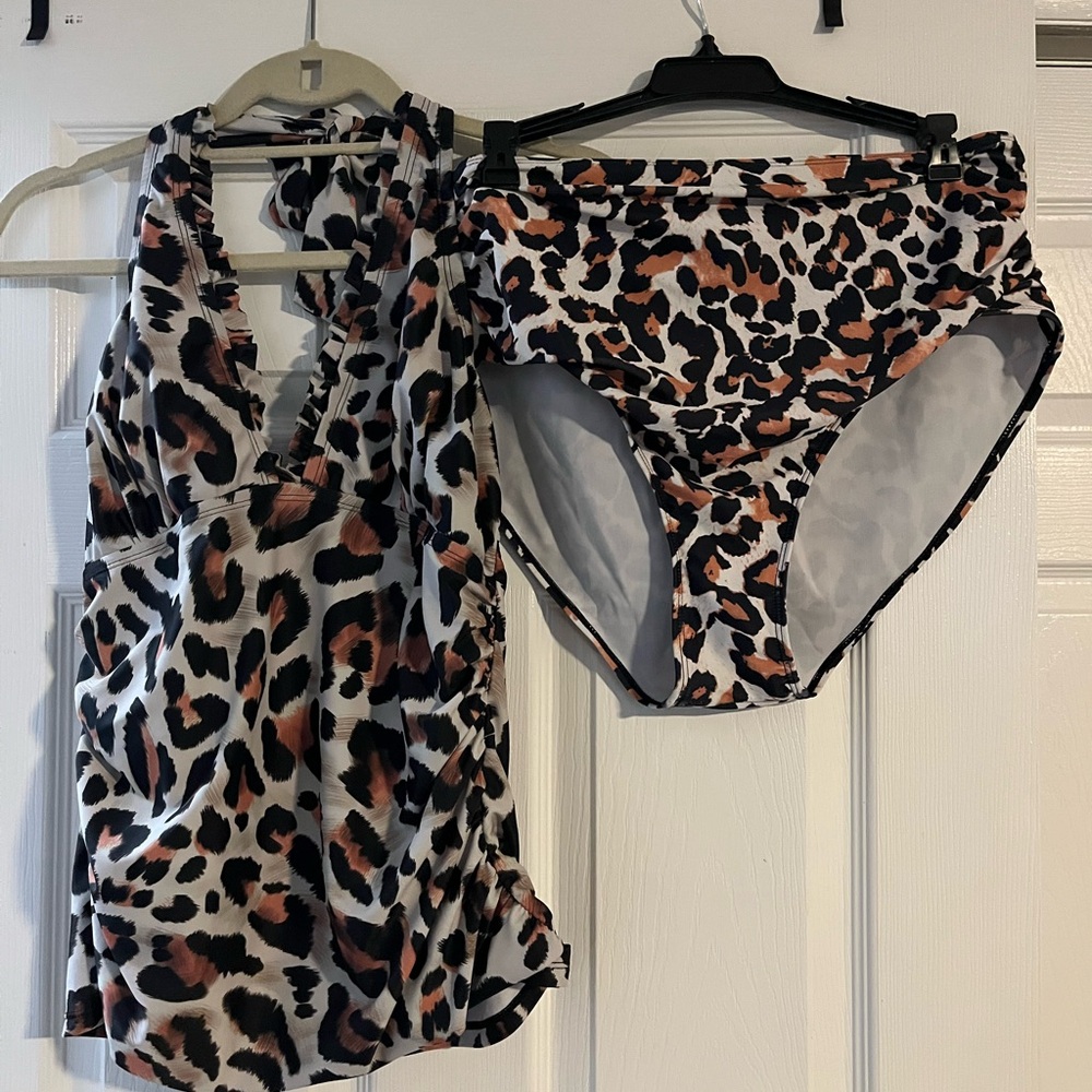 🌊 Cheetah print woman’s tankini bathing suit top size Large